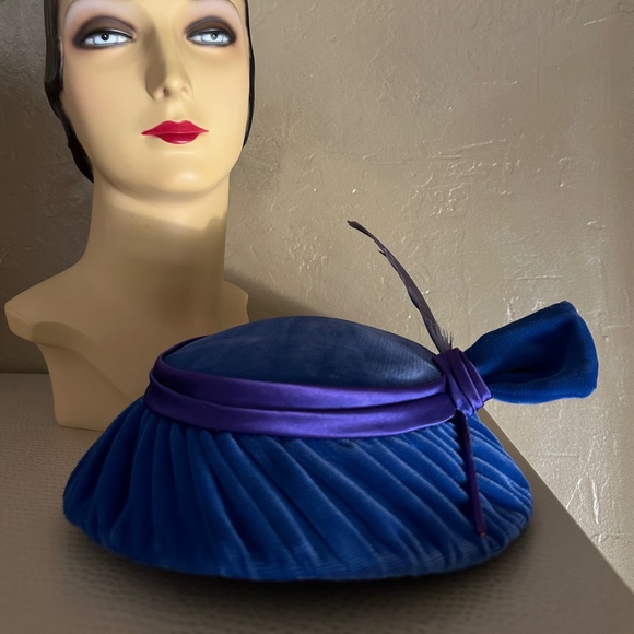 CHIC 1950's ROYAL BLUE VELVET & PURPLE SATIN DRAPED PANCAKE HAT WITH FEATHER - Picture 10 of 11